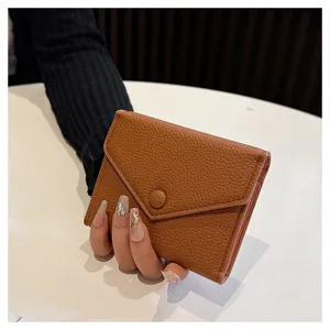 Vue détaillée d'un petit portefeuille en cuir PU marron, design enveloppe compact et chic.