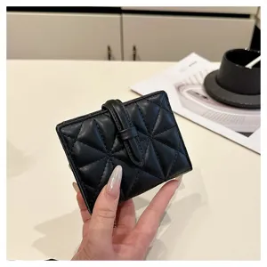 Portafoglio corto da donna in PU nero con motivo trapuntato a rombi e chiusura con fibbia.
