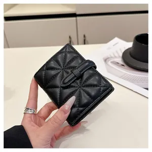 Portafoglio corto nero da donna in pelle PU con elegante motivo trapuntato e chiusura a scatto.