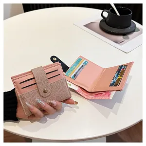 Vista dettagliata di un elegante porta carte bicolore con scomparti multipli e per banconote.