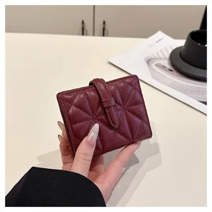 Elegante portafoglio corto da donna in pelle PU trapuntata con cinturino bordeaux.