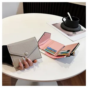 Portefeuille triskel en cuir PU pour femme, extérieur gris chic et intérieur rose élégant.