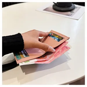Mini portafoglio porta carte in pelle rosa da donna con scomparti multipli per tessere e contanti.