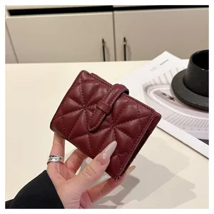 Primo piano dettagliato che mostra la texture e la chiusura a pressione del portafoglio corto in PU.