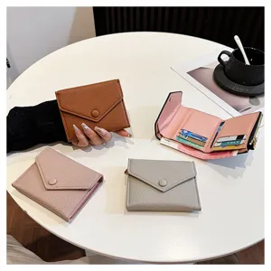 Vue de détail portefeuille court pliable en cuir PU pour femme avec fentes cartes.