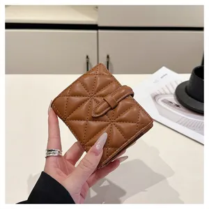 Elegante portafoglio corto trapuntato marrone da donna in pelle PU con chiusura a fibbia.