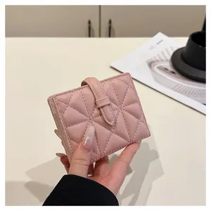 Portafoglio corto trapuntato in PU rosa dettaglio, borsa compatta elegante da donna per uso quotidiano.