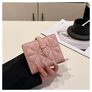 Portafoglio corto rosa in ecopelle trapuntata da donna, elegante borsellino minimalista.