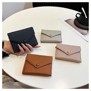 Vue détaillée de petits portefeuilles pliants en cuir PU multicolores, compacts et chics.