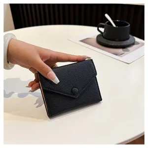 Portefeuille compact noir en cuir PU façon enveloppe pour femme, élégant et minimaliste.