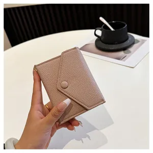 Portefeuille court minimaliste en cuir PU pour femme, design d'enveloppe compacte.
