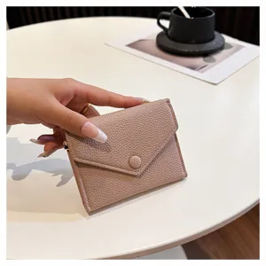 Vue détaillée d'un petit portefeuille rose en cuir PU, design compact d'enveloppe porte-monnaie.