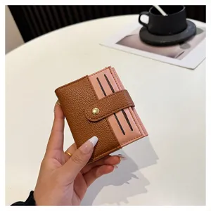 Vista dettagliata di un elegante mini portafoglio da donna con design bicolore a contrasto.