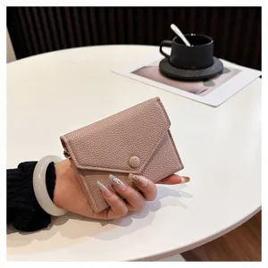 Portefeuille court en cuir PU rose, design enveloppe compact, joli porte-monnaie minimaliste.