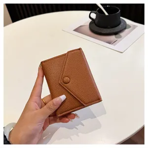 Petit portefeuille court en cuir PU marron pour femme, porte-monnaie pliable chic.