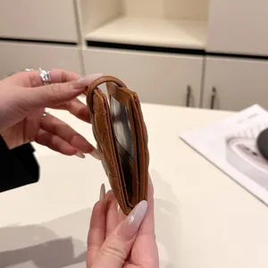Portamonete trapuntato in PU marrone e porta carte minimalista vista principale
