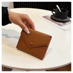 Détail de portefeuille court enveloppe en cuir PU marron, petit porte-monnaie pliable femme.