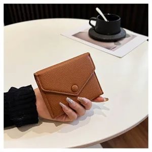 Portefeuille court en cuir PU marron pour femme, porte-monnaie pliant style enveloppe chic.