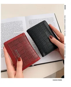 Elegante cartera corta de mujer con estampado de cocodrilo tarjetero de cuero PU compacto.