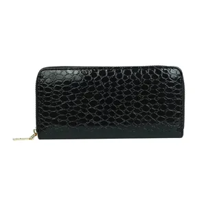 Monedero largo negro de piel PU con estampado de cocodrilo, cremallera y tarjetero.