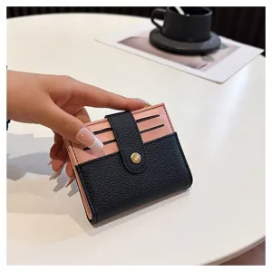Portacarte bicolore minimalista vista dettaglio con tasche compatte e chiusura a pressione.