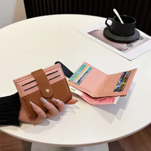Portafoglio porta carte minimalista da donna, elegante astuccio in ecopelle con bottone.