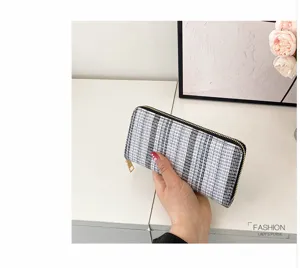 Zwart-witte tweed damesportemonnee met rits rondom en meerdere vakjes voor pasjes.
