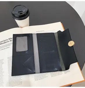 Κομψό μαύρο μακρύ πορτοφόλι τριών όψεων με θήκες καρτών και κλείσιμο με κουμπί πίεσης.