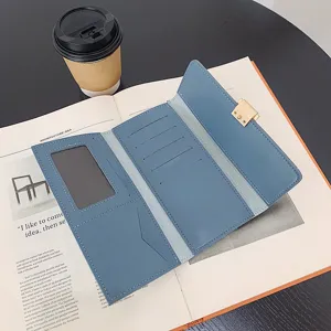 Portafoglio lungo blu da donna con scomparti multipli per carte e chiusura in metallo.