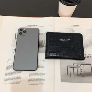 Monedero corto negro para mujer, elegante diseño de cocodrilo con estructura plegable.