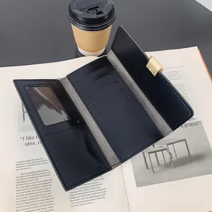 Portafoglio lungo nero a tre ante da donna con scomparti per carte e chiusura metallica.