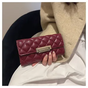 Monedero largo acolchado de cuero burdeos para mujer, diseño elegante de rombos con cierre.
