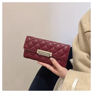 Monedero largo acolchado para mujer, bolso de mano de cuero rojo oscuro con cierre.