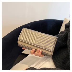 Elegante portafoglio lungo metallizzato trapuntato con borchie chic per donne uso quotidiano.