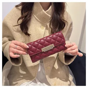 Cartera larga acolchada de cuero para mujer, elegante bolso de mano burdeos con cierre.