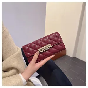 Elegante cartera larga acolchada para mujer en piel color vino tinto con cierre metálico.