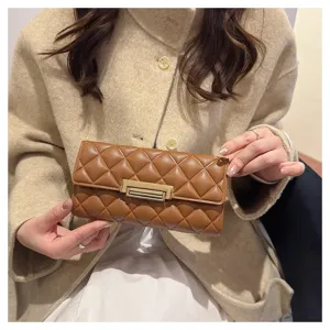 Monedero largo acolchado para mujer, elegante bolso de mano marrón con cierre metálico.