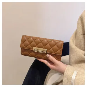 Primer plano de cartera larga acolchada marrón, bolso de mano con textura de cuero de calidad