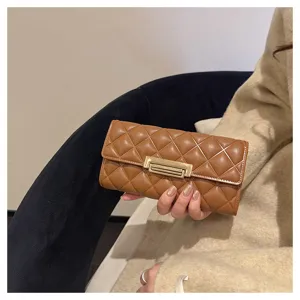 Vista detallada de cartera larga acolchada marrón, bolso de mano de cuero suave para mujer.