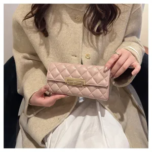 Elegante cartera larga acolchada rosa de cuero suave con cierre metálico dorado mujer