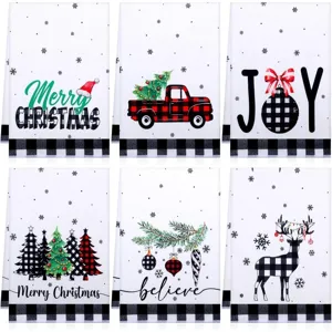Vista dettagliata di strofinacci natalizi con motivo scozzese e stampe festive per le feste.