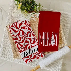 Festliches Weihnachtsfest Mikrofaser Küchentuch Set mit rotem Pfefferminz- und Tannenbaumdruck.