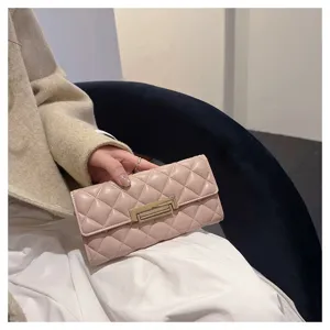 Monedero largo acolchado rosa para mujer, bolso de mano de cuero suave con cierre metálico.