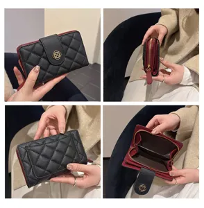 Portefeuille court matelassé pour femme avec fermoir trèfle doré et multiples fentes pour cartes.