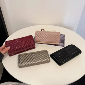Portafoglio Lungo Trifoglio da Donna in Pelle PU Trapuntata con Borchie in Metallo Porta Carte
