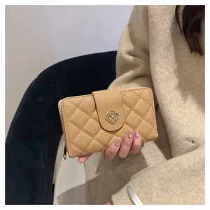 Portefeuille court matelassé de luxe pour femme, porte-cartes élégant avec fermoir chic.