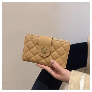 Portefeuille court matelassé pour femme avec fentes pour cartes en cuir synthétique beige.
