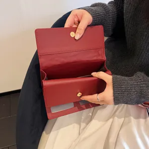 Elegante portafoglio lungo rosso da donna in pelle Saffiano con pratica chiusura a pressione.