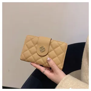 Vue détaillée du portefeuille court matelassé pour femme en cuir avec fermoir élégant.