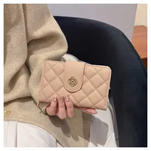 Gros plan détaillé d'un élégant portefeuille court matelassé avec fermoir chic pour femme.